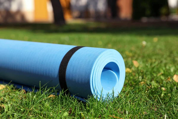 公园内新鲜绿草上的蓝色或健身垫 特写镜头 — 图库照片