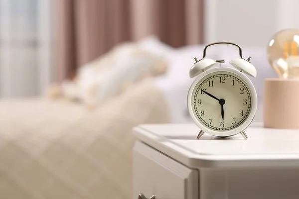 Relógio Alarme Elegante Mesa Cabeceira Branca Dentro Casa Espaço Para — Fotografia de Stock