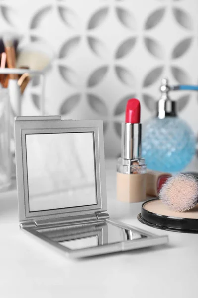 Stylové Kapesní Zrcadlo Kosmetické Výrobky Bílém Stole — Stock fotografie