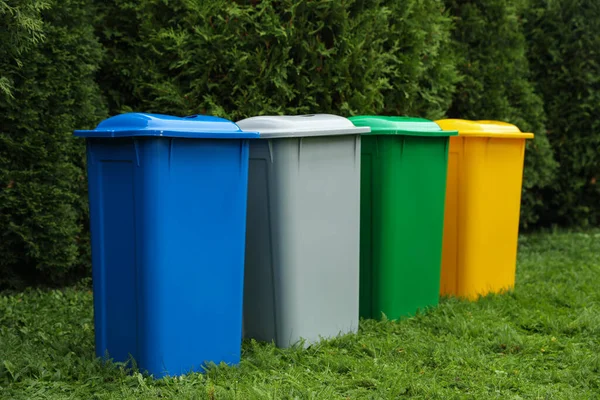 Muitas Caixas Reciclagem Cor Grama Verde Livre — Fotografia de Stock