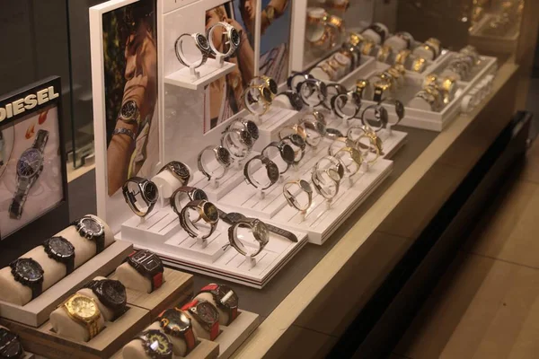 Turcja Trabzon Czerwiec 2022 Prezentacja Różnymi Luksusowymi Zegarkami Sklepie — Zdjęcie stockowe