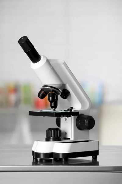 Σύγχρονο Ιατρικό Μικροσκόπιο Μεταλλικό Τραπέζι Στο Εργαστήριο — Φωτογραφία Αρχείου