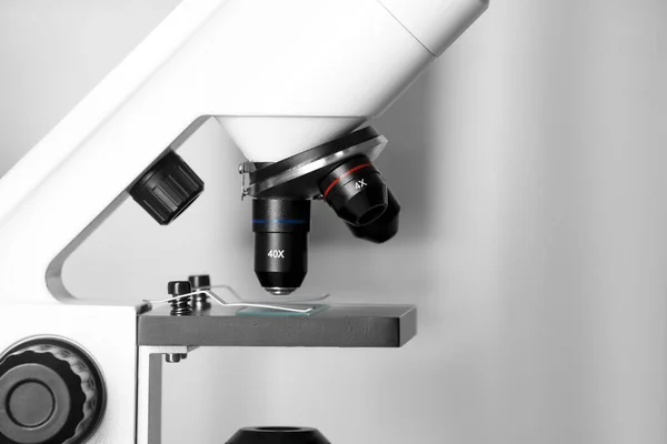 Bulanık Arka Planda Cam Kaydıraklı Modern Tıbbi Mikroskop Yakın Plan — Stok fotoğraf