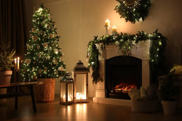 Mooie Kamer Interieur Met Open Haard Kerstdecor Avond — Stockfoto