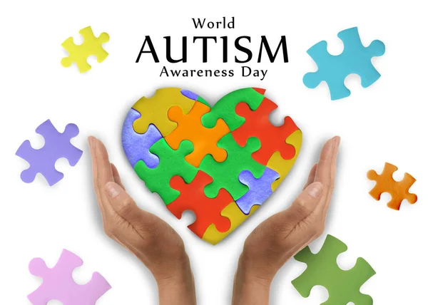 Всемирный День Осознания Аутизма Сердце Красочных Кусочков Головоломки Женщина Белом — стоковое фото