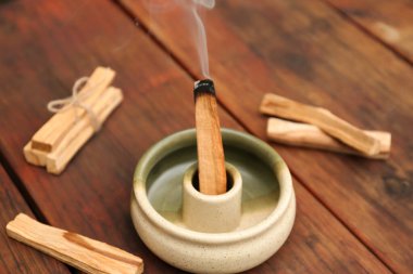 Palo Santo için için için için için yanan tahta bir masa.