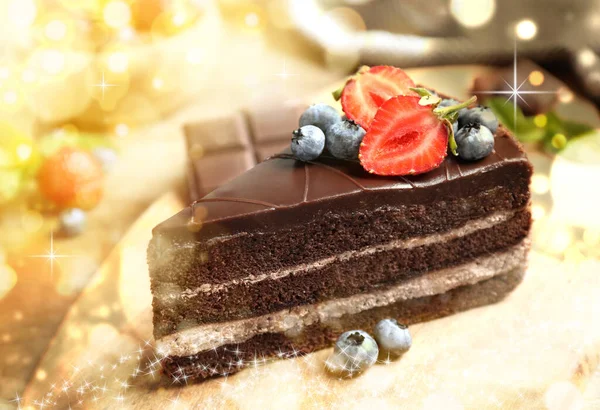 プレート上のベリーとおいしいチョコレートケーキ クローズアップ クリスマスディナーのためのおいしいデザート — ストック写真
