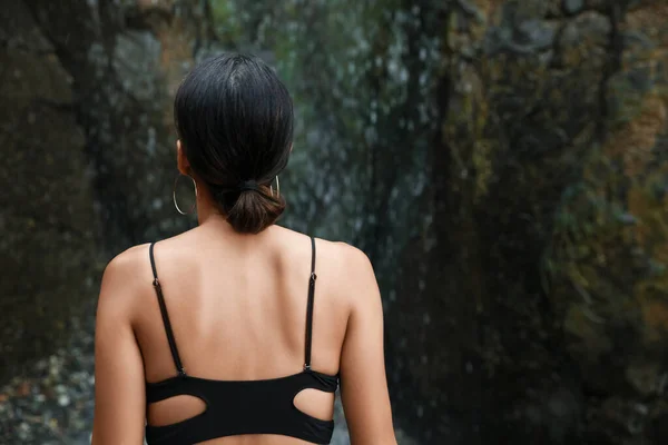 Młoda Kobieta Stylowym Bikini Pobliżu Pięknego Wodospadu Zewnątrz Widok Tyłu — Zdjęcie stockowe