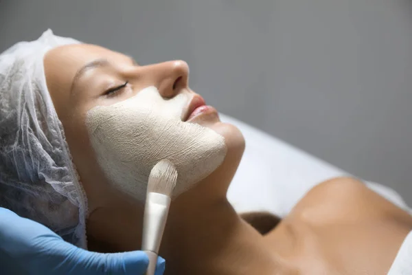 Cosmetologo Applicare Maschera Sul Viso Del Cliente Nel Salone Spa — Foto Stock