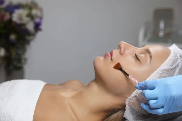 Kosmetolog Applicera Kemisk Peeling Produkt Klientens Ansikte Salongen — Stockfoto