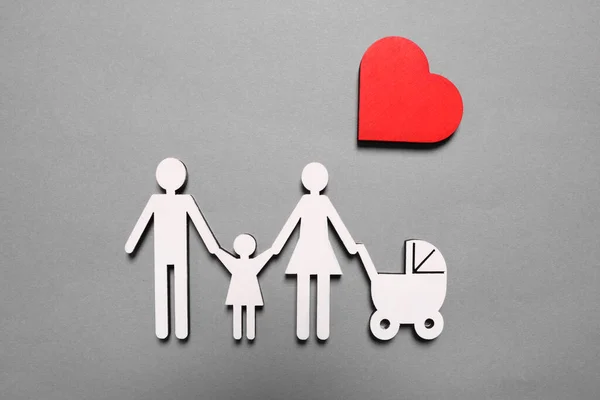 Familienfiguren Mit Herz Auf Fliederfarbenem Hintergrund Draufsicht Versicherungskonzept — Stockfoto