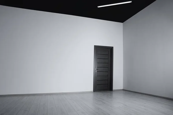 Leerer Renovierter Raum Mit Weißen Wänden Und Schwarzer Tür — Stockfoto