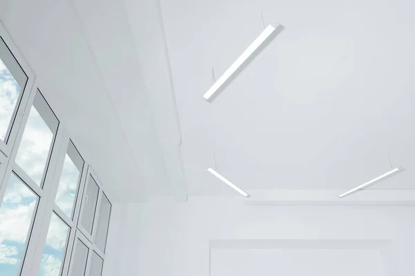 Techo Con Luces Modernas Habitación Renovada —  Fotos de Stock