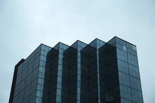 美しい空の下に多くの窓のある近代的な建物 — ストック写真