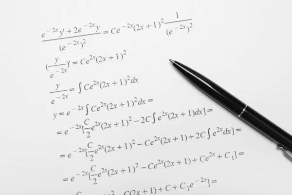Лист Бумаги Математическими Формулами Ручкой — стоковое фото