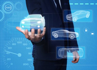 Açık mavi arkaplanda modern arabanın dijital görüntüsünü tutan adam, yakın plan