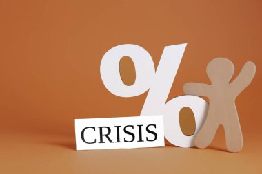 Tahta insan figürü neredeyse yüzde yüz işaret ve kelime krizi kahverengi arka planda, metin için boşluk