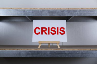 Ahşap sehpada kelime krizi rafta tuval üzerinde