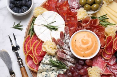 Tahta tabak beyaz mermer masada farklı lezzetli atıştırmalıklar, düz uzanmış