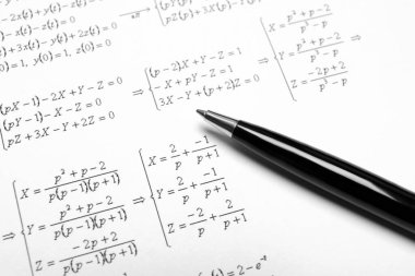 Matematiksel formülleri ve kalemi olan kağıt, yakın plan.