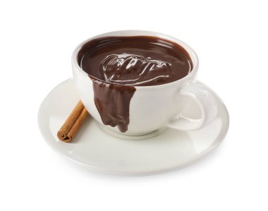 Beyaz arka planda tarçınlı bir fincan lezzetli sıcak çikolata.