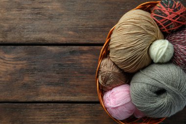 Ahşap masada yumuşak yün iplikler, üst manzara. Metin için boşluk