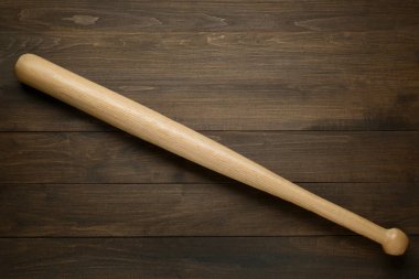 Tahta masadaki beyzbol sopası, üst manzara. Spor malzemeleri.