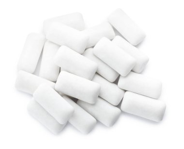 Beyaz arka planda sakız parçaları yığını, üst görünüm