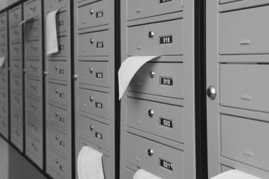 Kapalı gri metal posta kutuları içinde makbuzlar var.