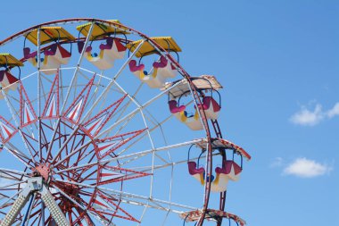 Mavi gökyüzüne karşı büyük boş gözlem çarkı