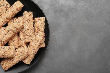 Gri masadaki lezzetli susam tohumu kalıpları, üst manzara. Metin için boşluk