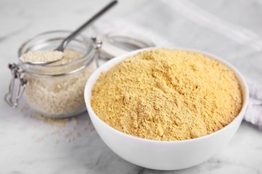 Beyaz mermer masada seramik kasede susam unu.