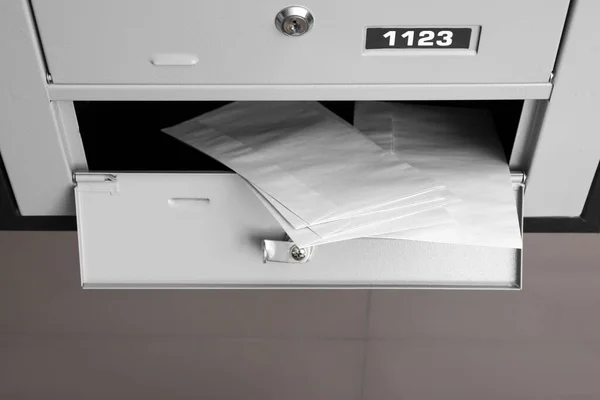 Caixa Correio Metal Aberta Com Envelopes Dentro Casa Vista Acima — Fotografia de Stock