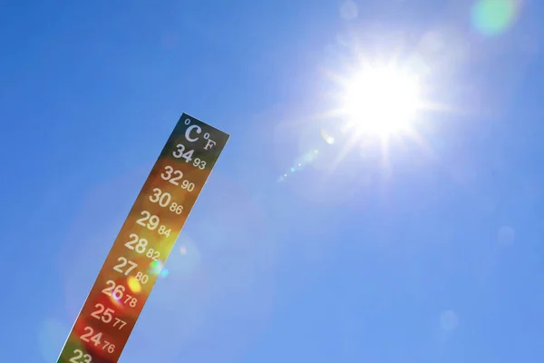 Погодный Термометр Против Голубого Неба Пространство Текста — стоковое фото