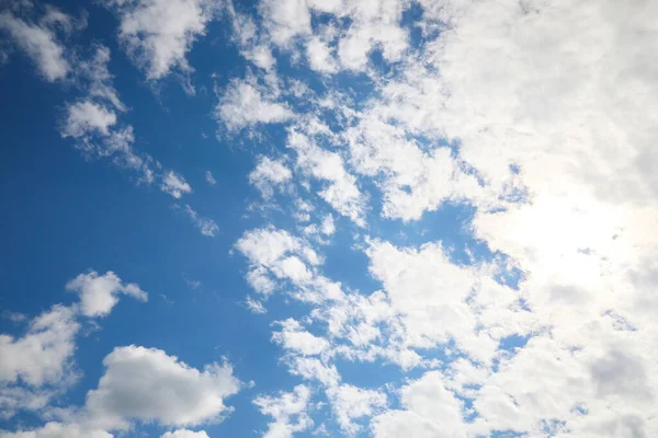 Malebný Pohled Krásnou Modrou Oblohu Nadýchanými Mraky — Stock fotografie