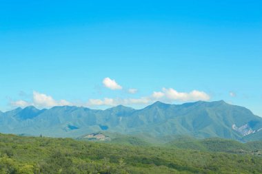 Güzel dağların ve mavi gökyüzünün manzarası.