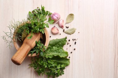 Kabuklu havan topu ve ahşap masa üzerinde farklı malzemeler, düz yatıyordu. Metin için boşluk