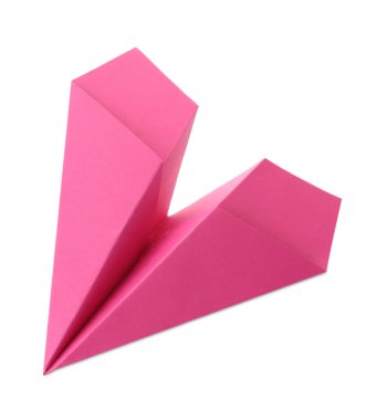 Beyaz üzerine izole edilmiş el yapımı pembe kağıt uçak.