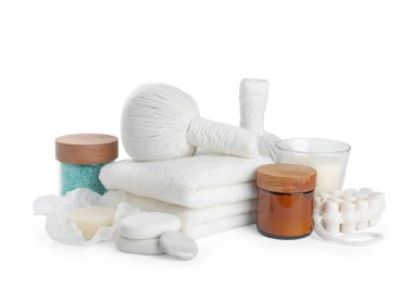 Beyaz arkaplanda farklı spa ürünleri olan güzel bir kompozisyon