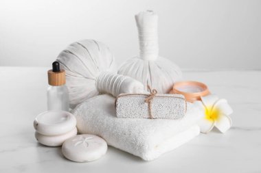 Beyaz mermer masa üzerinde bakım ürünleri ile spa bileşimi