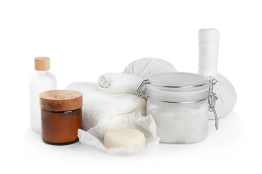 Beyaz arkaplanda farklı spa ürünleri olan güzel bir kompozisyon