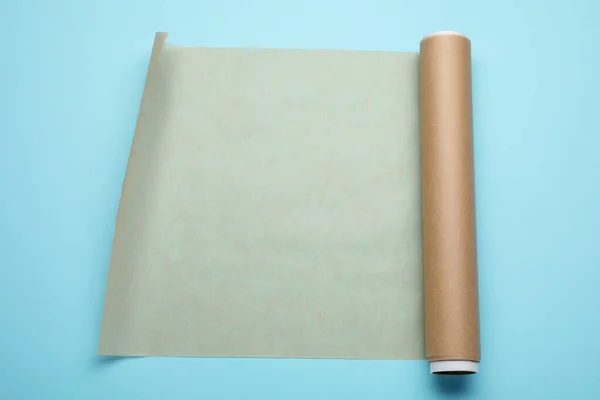 Roll Pečení Papíru Světle Modrém Pozadí Horní Pohled — Stock fotografie