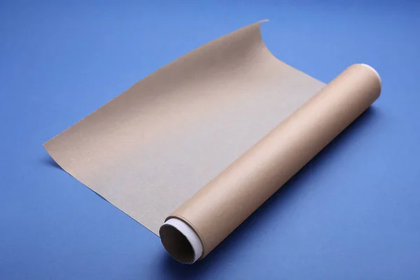 Roll Pečení Papíru Modrém Pozadí — Stock fotografie
