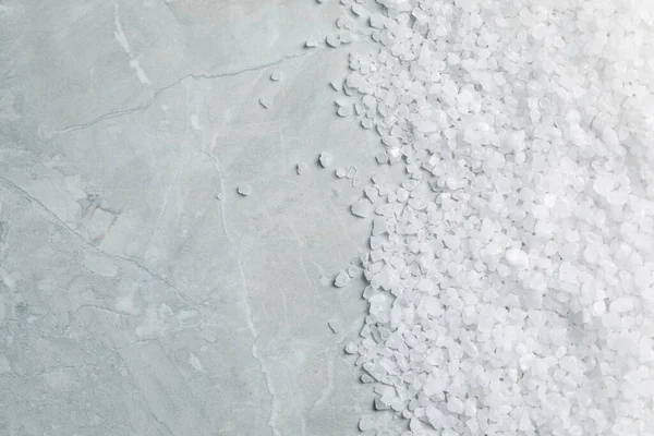 ライトグレーの大理石のテーブルの上に天然の海塩 トップビュー テキストのスペース — ストック写真