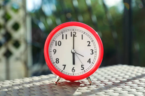 Red Alarm Clock Table Outdoors Sunny Morning — Stock Photo, Image