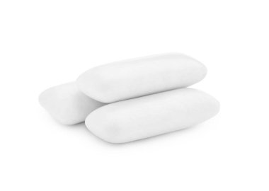 Beyaz arka planda üç sakız parçası