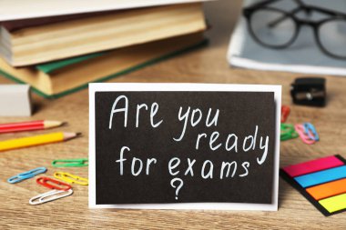 Sorusu olan kart. Sınavlara hazır mısın? Tahta masada.