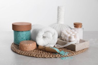Açık gri mermer masa üzerinde bakım ürünleri ile spa bileşimi