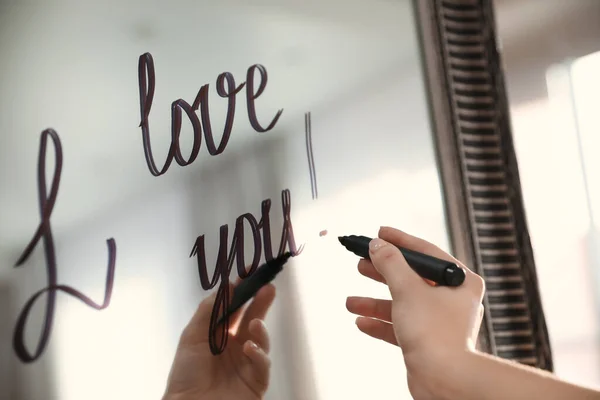 Mulher Escrevendo Mensagem Romântica Amo Espelho Quarto Close — Fotografia de Stock