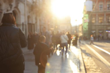 Şehir caddesinde yürüyen insanların bulanık görüntüsü